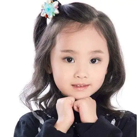 超萌的小女孩发型图片,齐刘海的超短发发型,衬上粉红色的裙裙,很有小