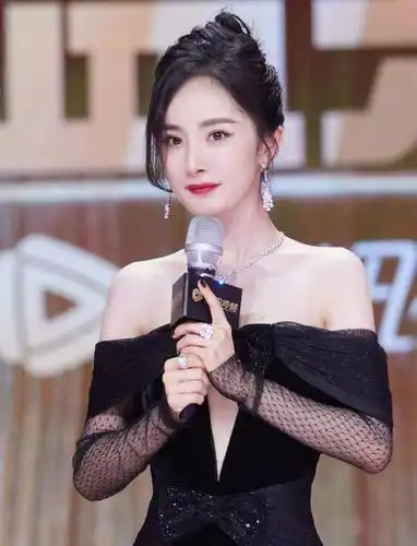 杨幂穿一字肩黑纱长裙出席盛典,女神当之无愧,微表情转换好棒!