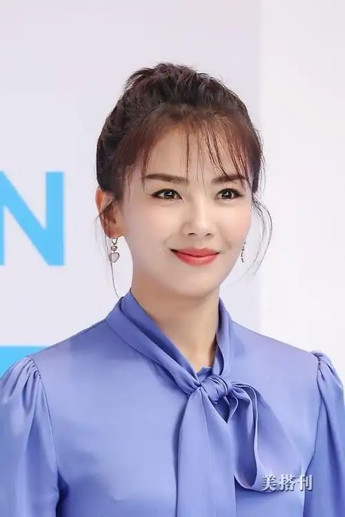 41岁刘涛高马尾穿丝绸连体裤嫩出水,老公开800万豪车护送