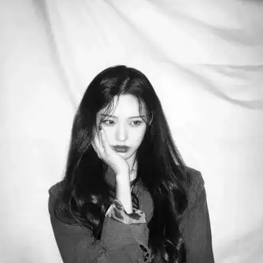 黑白霸气冷艳黑色衣服女生头像