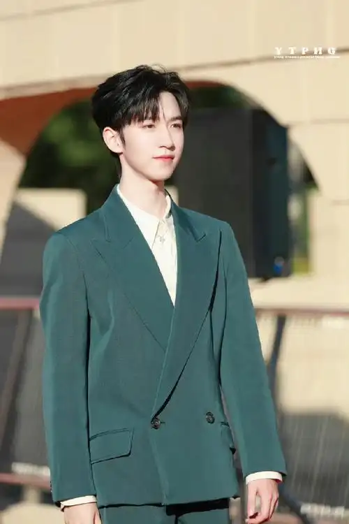 节不可思议#贺峻霖大学生电影节红毯饭拍图96一身西装步态从容优雅