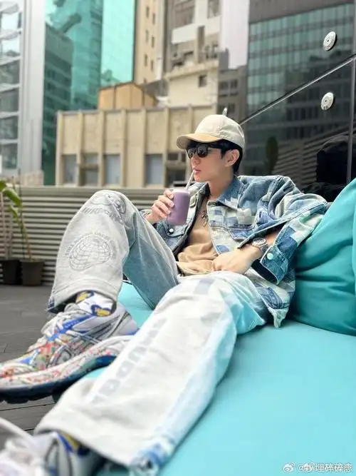 林俊杰晒照并配文吸收太阳的能量再出发