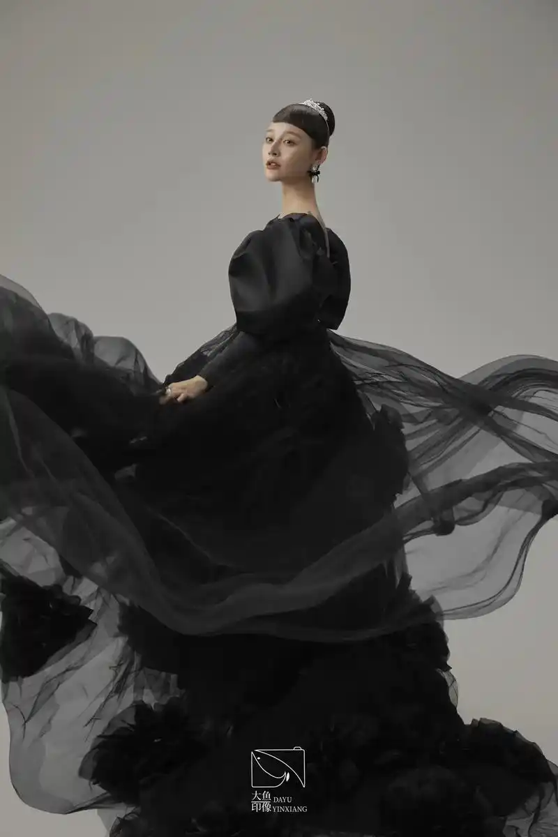 看了那么多白纱婚纱照来看看别有韵味的