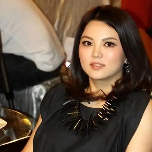 并且每次出现李湘都必穿一身黑,肩上永远都着披一件男码的西装.