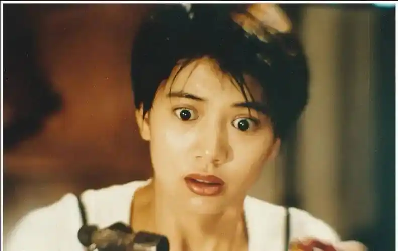 《金枝玉叶》获得两个影后的荣誉,带上双料影后的光环,一时间袁咏仪的