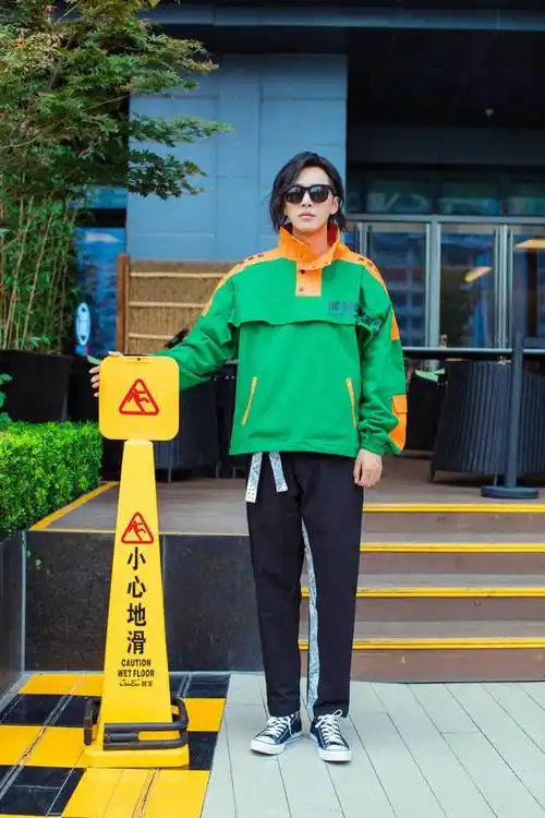 邹廷威街拍大片曝光帅气随性诠释街头趣味