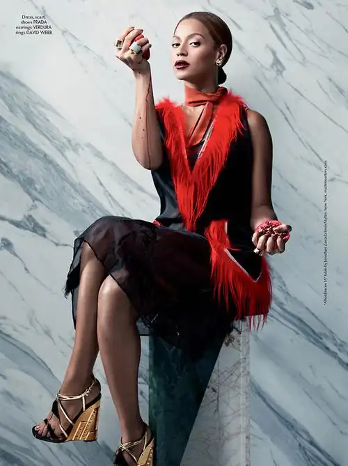 碧昂丝登上时尚书展现女性温柔妩媚