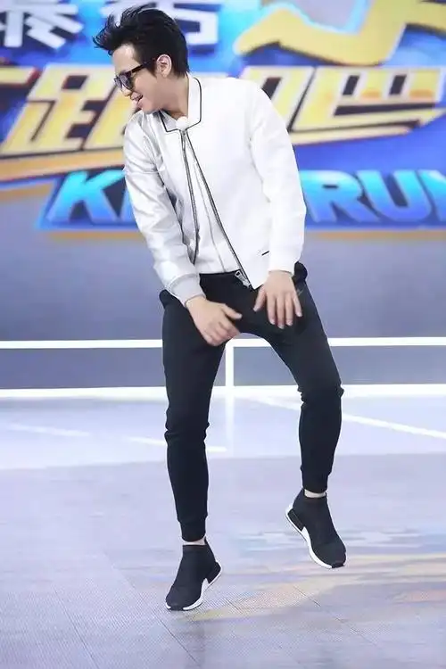 陈伟霆今晚奔跑吧首秀带娃黑洞摇身一变成孩子王