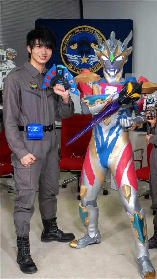 夏川遥辉现场变身泽塔奥特曼德尔塔天爪形态!