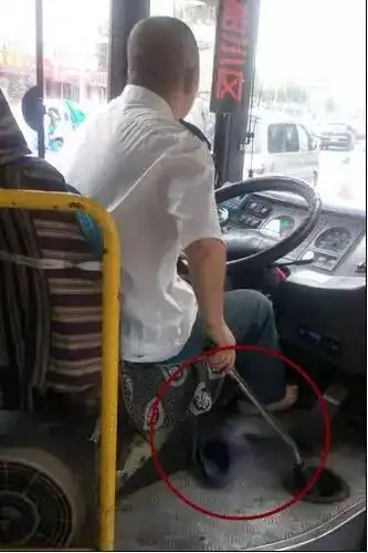 哈尔滨86路公交车司机光脚开车 拖鞋摆旁边