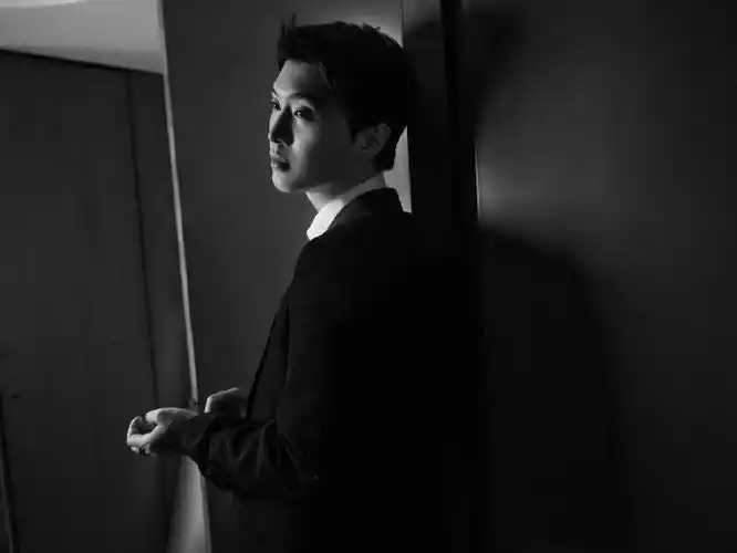 范丞丞出席第37届大众电影百花奖提名表彰仪式,身着givenchy西服套装