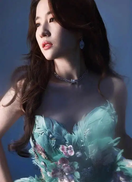 刘亦菲齐胸蓝色羽毛礼服写真,灵动优雅,娇俏可人!_高清图集_新浪网