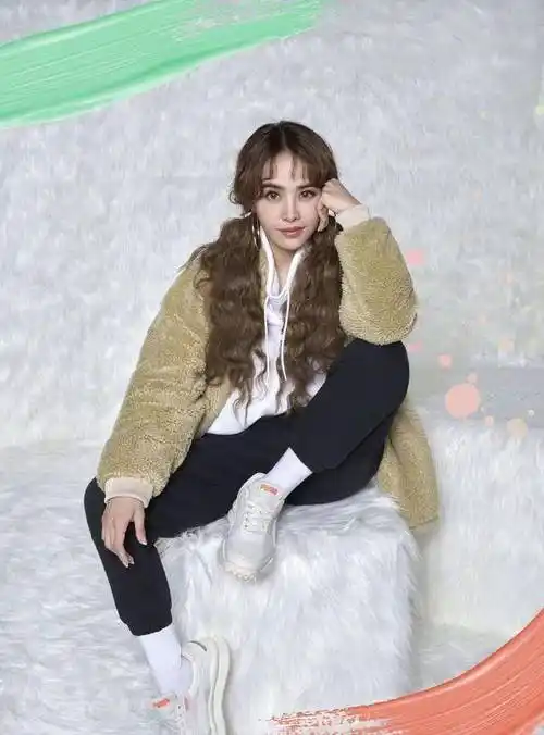 蔡依林的日常穿搭,活力感堪比18岁少女_卫衣_气息_方式