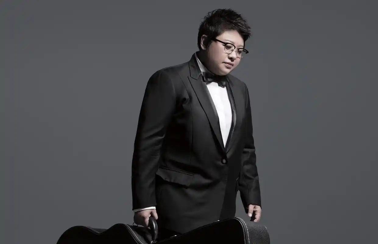 韩红平凡伟大的公益人,曾唱一晚上歌只为30元,自认人生很精彩__凤凰网