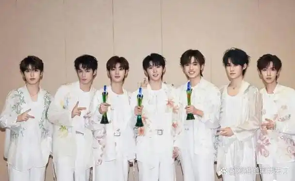 年,时代峰峻又推出了时代少年团(tnt),该组合由马嘉祺,丁程鑫,宋亚轩