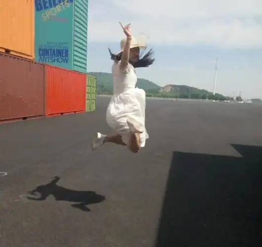 至于这两张飞起来的完全是为了符合我的主题:飞扬的白裙子,嗯,当然也