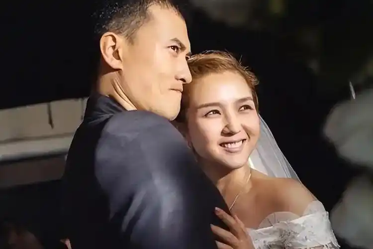 回顾和何洁离婚7年赫子铭宣布再婚现任妻子出镜温柔声音甜美