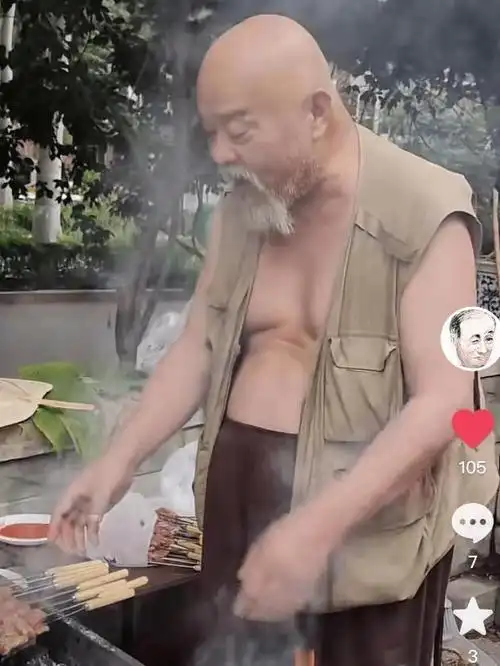 国家一级演员李琦现身路边烤串,穿着朴素,模样瘦好多