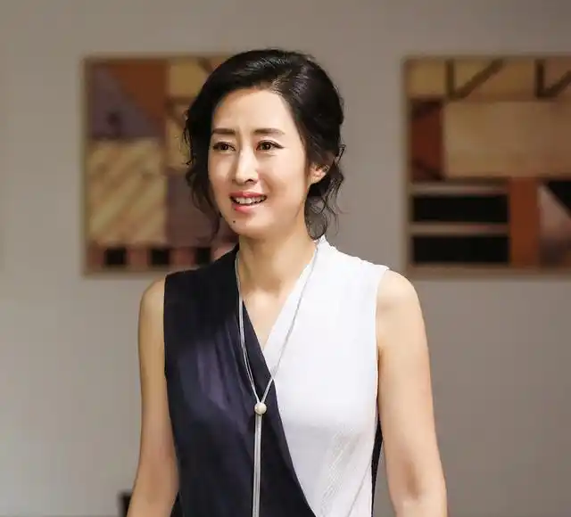 年近50的刘敏涛,和前夫分手后,把自己过成"仙子",家居小资范