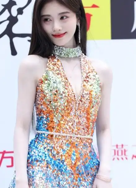 鞠婧祎出席东方风云榜音乐盛典 一袭溢彩礼裙梦幻甜美