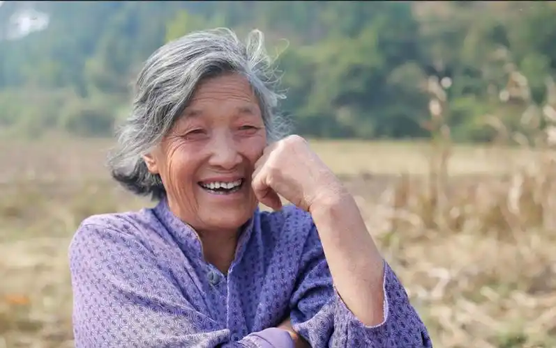 镜头下这些独守大山里的老人笑着说一个人挺好并不孤单