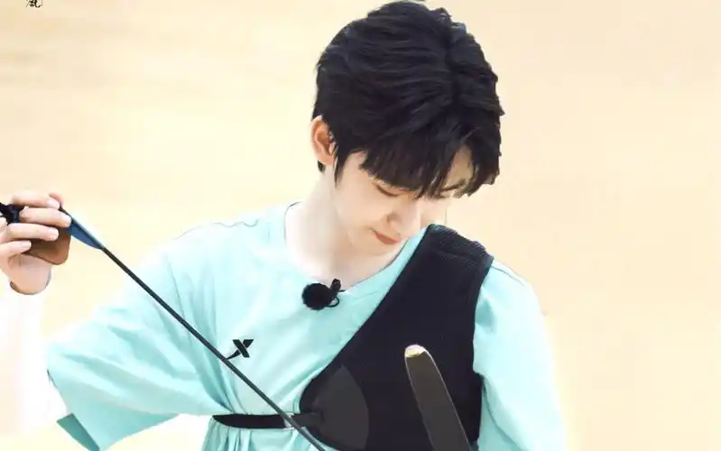 十八岁的贺峻霖射箭首秀_哔哩哔哩_bilibili