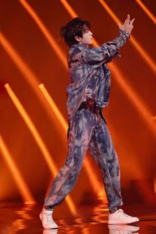 王俊凯跳舞跳到低血糖了,粉丝心碎不已