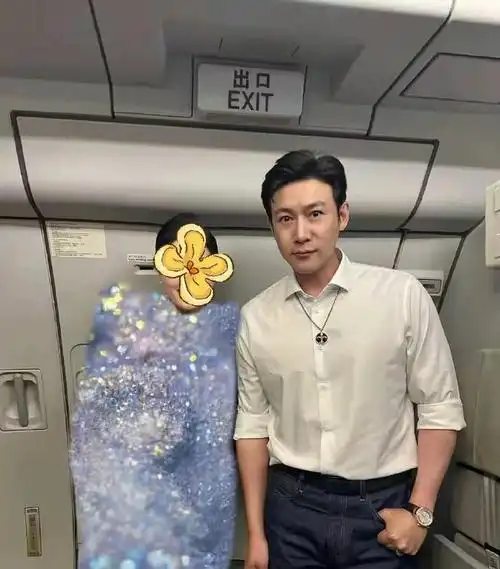空姐晒与陆毅合照,全身马赛克引网友热议:是||一张空姐与知名演员陆毅