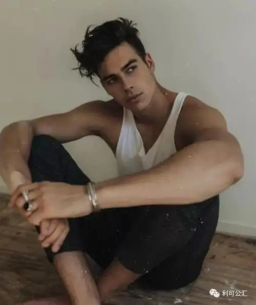 帅哥法国网红男模corentinhuard巧克力色肌肤绝了