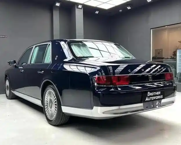 但它们并不是丰田汽车的天花板,丰田世纪才是丰田汽车真正的旗舰级