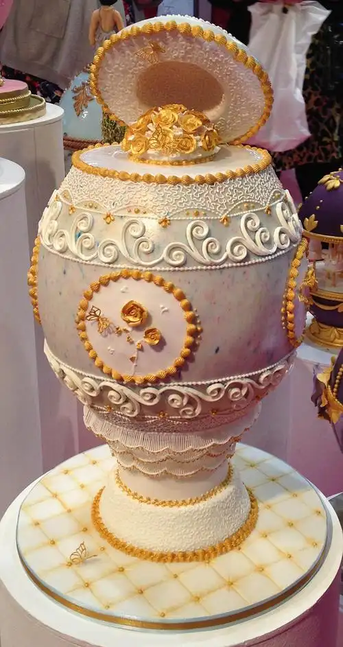 英国展出彩蛋形蛋糕华丽精美如艺术品高清组图