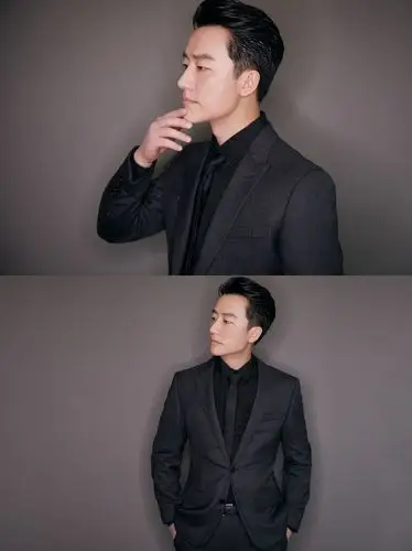 黄轩出席盛典 灰色西装久违亮相尽展不凡气质