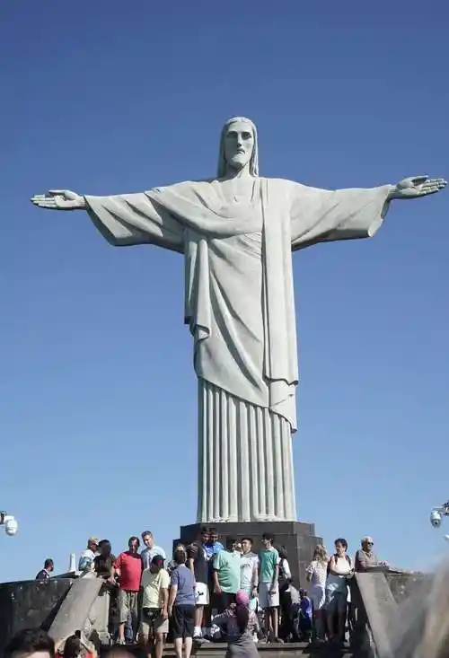 耶稣像低头俯视,伸展双臂,呵护着这座城市,欢迎八方来客汇集在脚下.