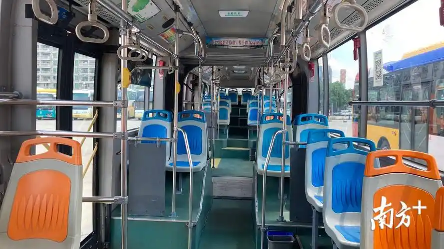 旧版"巨无霸"公交车内部.