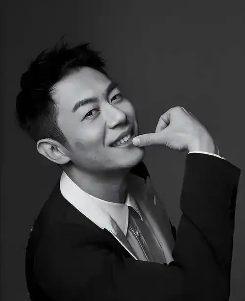 4,朱亚文陈伟霆不像很多年轻偶像一样紧缩或紧绷,他的亲切和诚意,屡屡