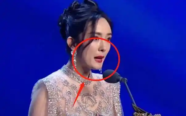 原创杨幂无滤镜真实颜值曝光被指脸型崎岖下巴歪对比精修判若两人