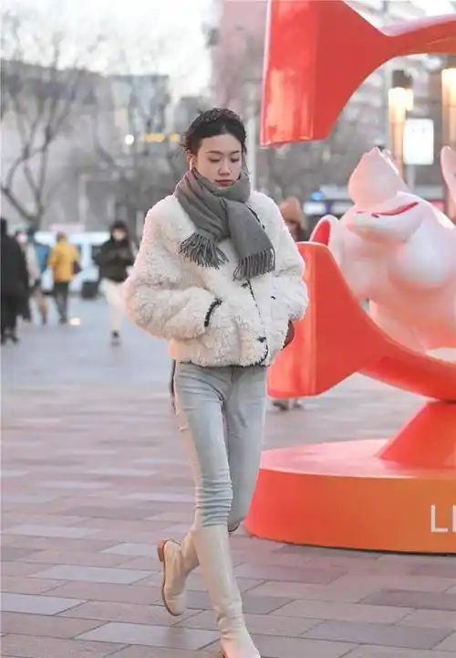 紧身牛仔裤搭配长靴,早春时节要注意保暖,还要衬托身材曲线_效果_款式