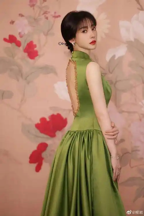 柳岩晒露背旗袍装执扇写真!雪肤玉貌曼妙身材性感妖娆