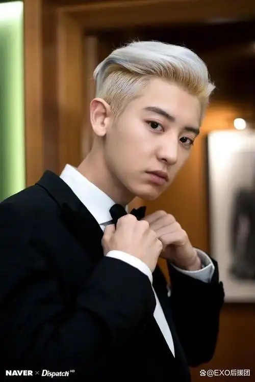 西装男朴灿烈,仿佛是从漫画中走出来的男神!