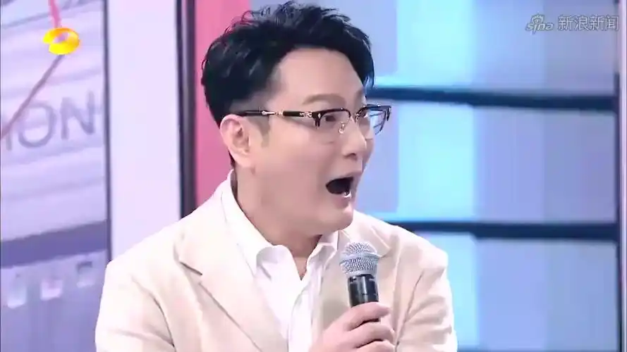 张信哲太一深情对唱《白月光》,现场观众都挺入迷了