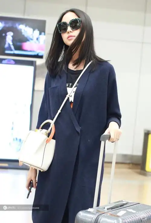 张梓琳机场上演甩发杀气场十足岔开双腿站立毫无偶像包袱