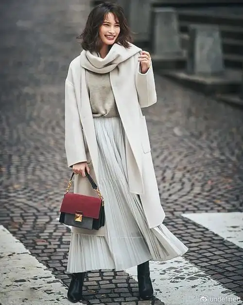 01,大衣的选择利于自身由于大衣的款式根据衣长可分为过膝的长款,或是