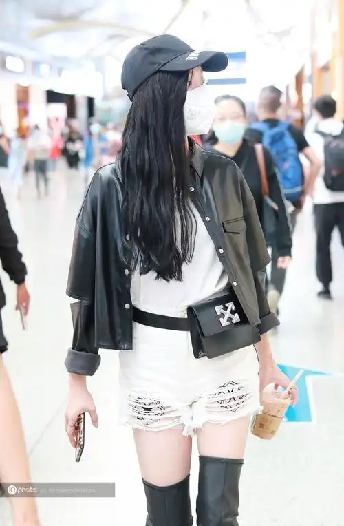 吴宣仪昆明现身赶行程穿皮衣性感酷辣