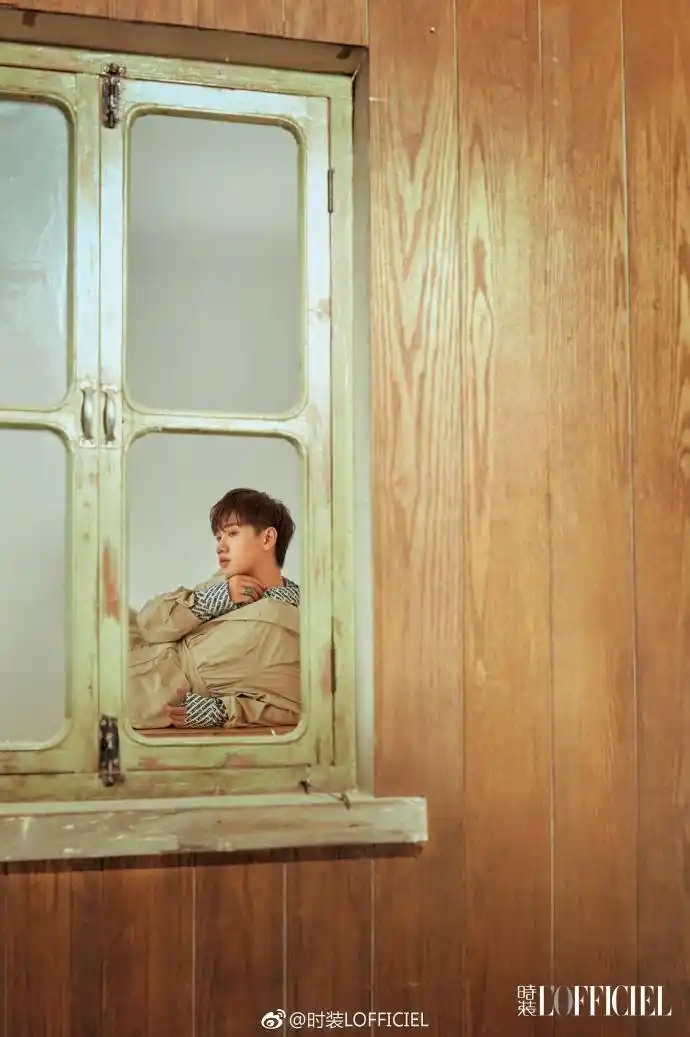 汪苏泷最新杂志大片曝光,衬衫西裤,多种造型演绎复古时尚