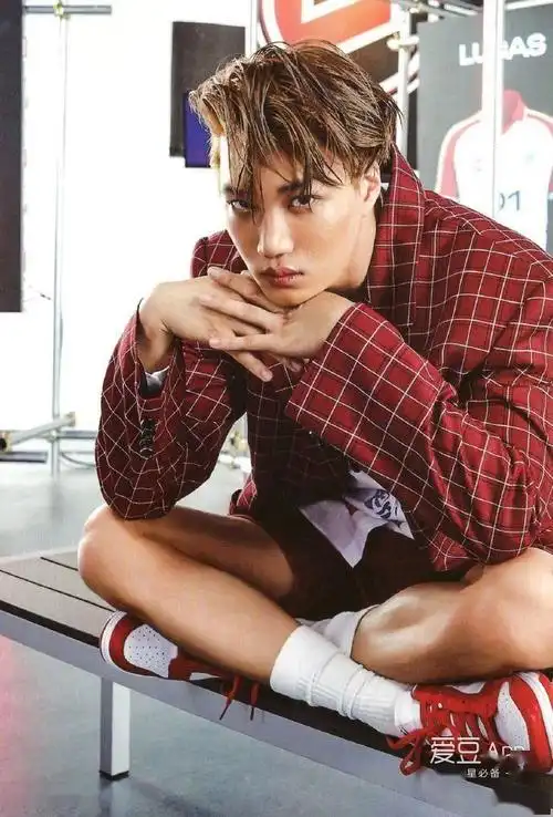 散发着美国高中生电视剧气息的钟仁硬照!完全就是美剧男主人公的感觉!