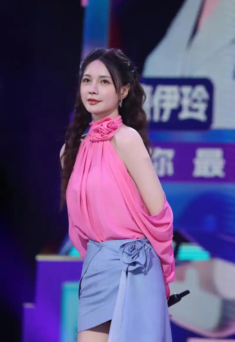 沈梦辰一袭粉色挂脖玫瑰裙,尽显优雅之姿.#明星穿搭# #沈梦辰