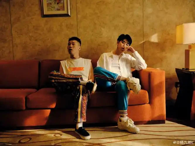 张云雷杨九郎晒后台合照