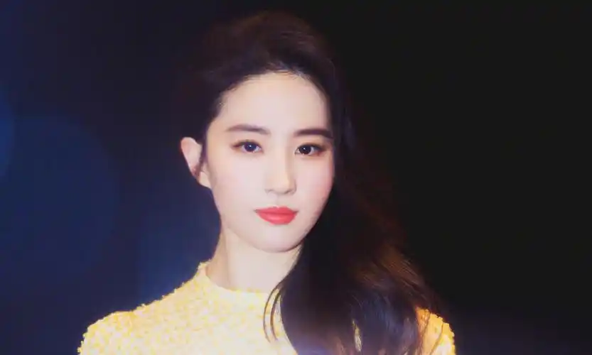 刘亦菲爆料上学时没人追,看过她的学生照后,网友:傻子才敢追!