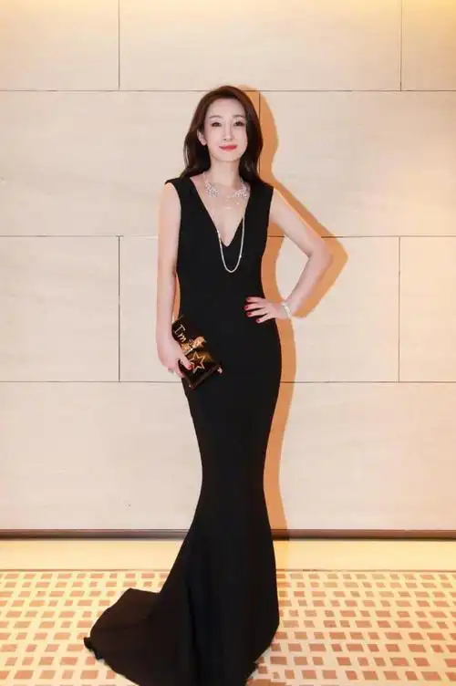 41岁秦海璐越发丰满,罕见穿深v领鱼尾裙,凹凸身材好迷人|v领|礼服