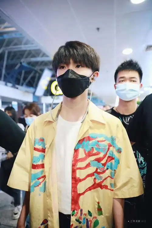 马嘉祺机场饭拍,印花夏日衬衫帅气清爽